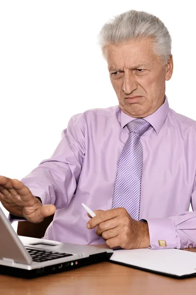 Homem de negócios idoso com laptop — Fotografia de Stock