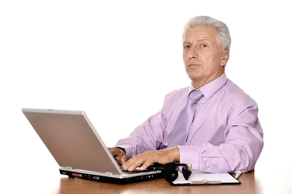 Uomo d'affari anziano con laptop — Foto Stock