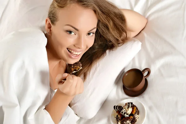 Bella ragazza mangiare torta e bere caffè — Foto Stock