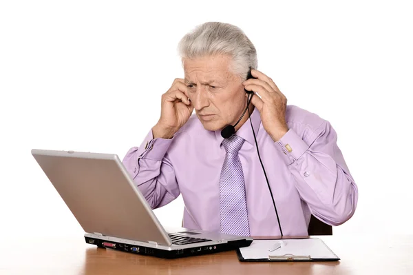 Oudere zakenman met laptop — Stockfoto