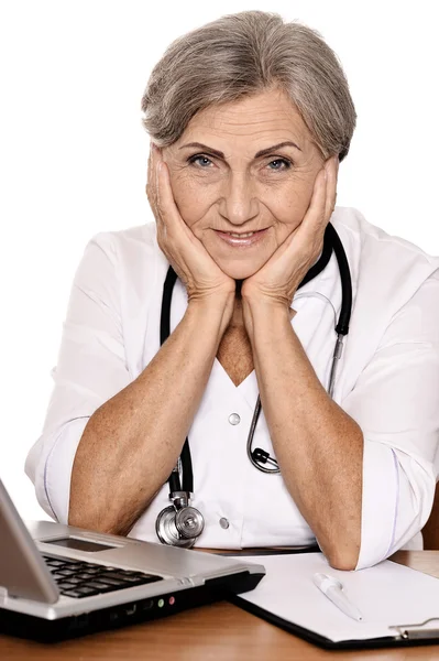 Médico de edad avanzada positivo — Foto de Stock