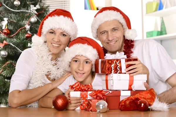 Famiglia che festeggia il nuovo anno — Foto Stock