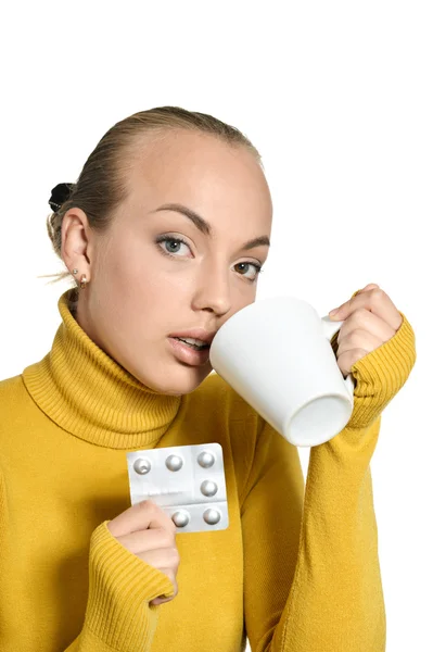 Mädchen nimmt Tabletten — Stockfoto