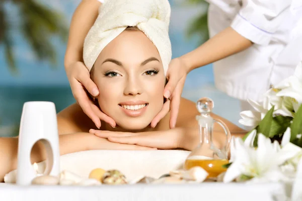 Massage facial dans un spa — Photo