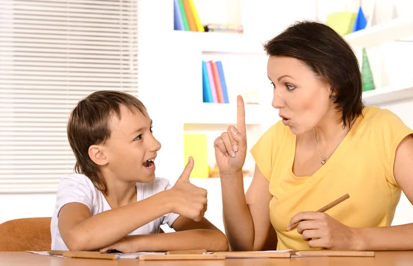 Madre e figlio stanno disegnando — Foto Stock