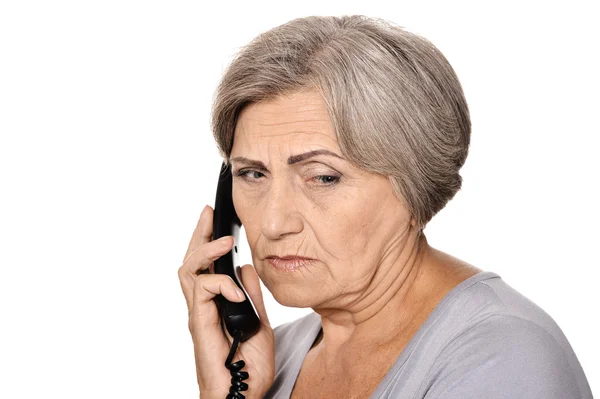 Пожилая женщина говорит по телефону — стоковое фото