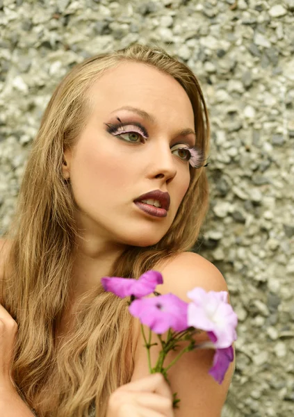 Menina com flor e maquiagem artística — Fotografia de Stock