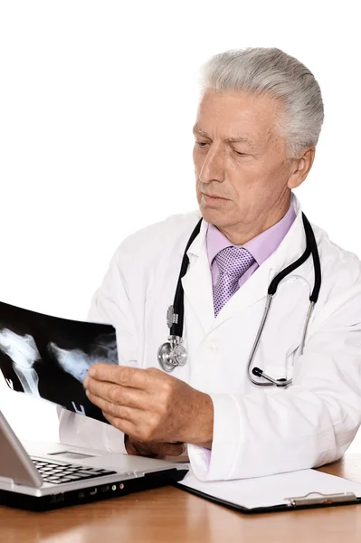 Doctor watching x-ray — Stock Photo, Image