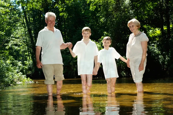 Nehre keyifli aile gitti — Stok fotoğraf