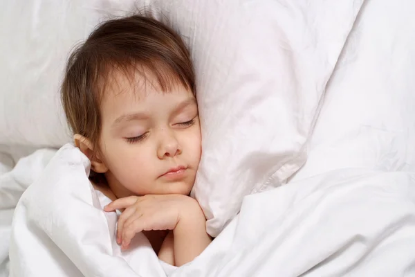 Linda menina deitada na cama em casa — Fotografia de Stock