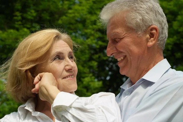 Vriendelijke paar genieten van de Unie met de natuur — Stockfoto