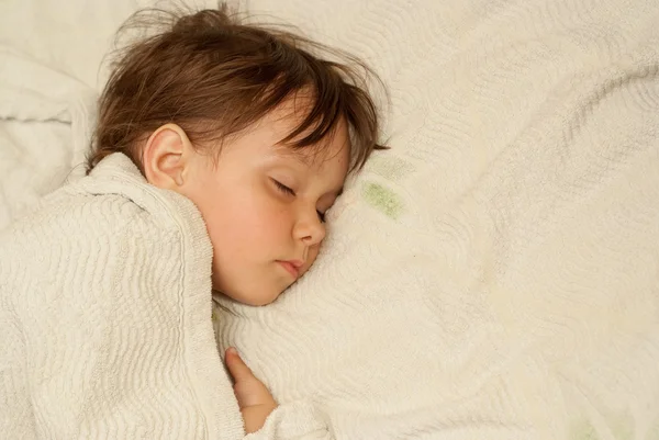 Little girl lies in bed — Stock Photo, Image