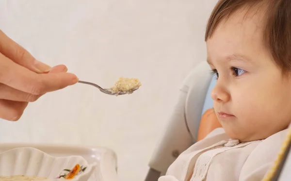 Menina adorável está comendo em casa — Fotografia de Stock