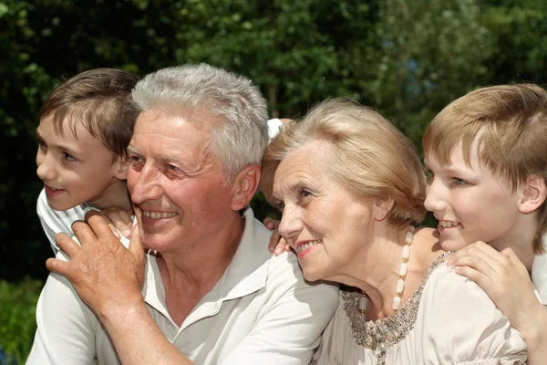 Honigfamilie ging an den Fluss — Stockfoto