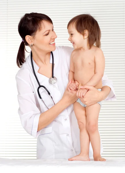 Médico simpático con paciente pequeño — Foto de Stock