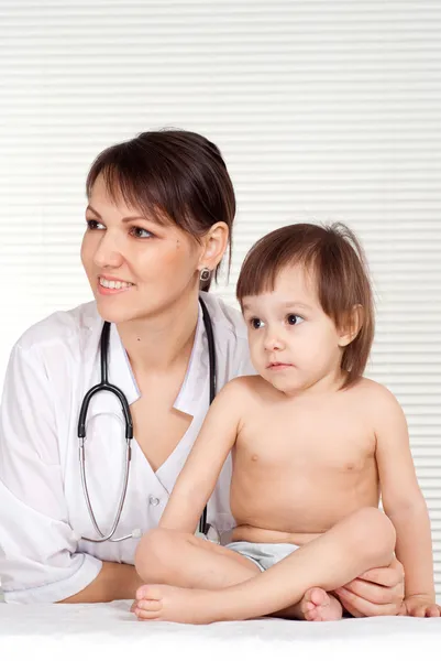 Positiver Arzt mit kleinem Patienten — Stockfoto