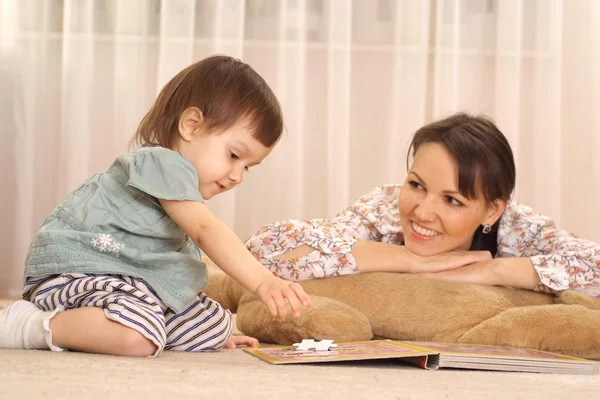 Vakker jente med mamma – stockfoto