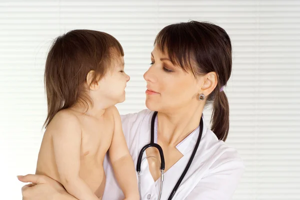 Schöne Ärztin mit kleinem Patienten — Stockfoto