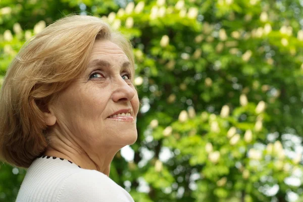 Sorridente signora gode della natura — Foto Stock