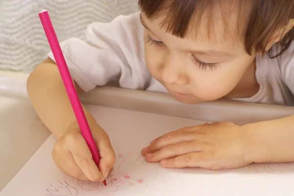 Grappig meisje is rusten thuis — Stockfoto