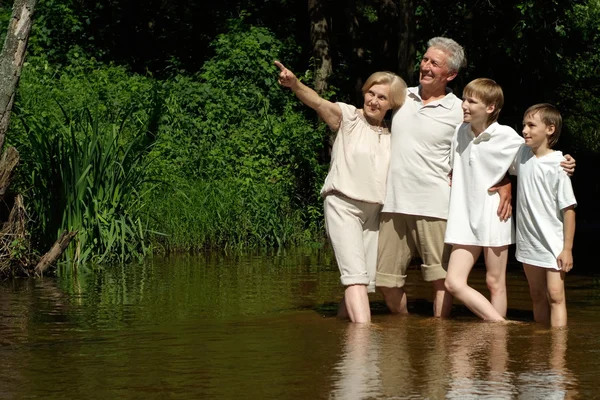 Dicsőséges család ment, hogy a folyó — Stock Fotó