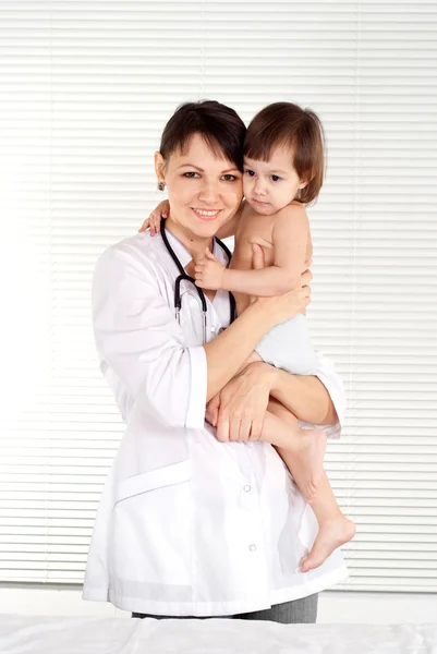 Médico encantador com paciente pequeno — Fotografia de Stock
