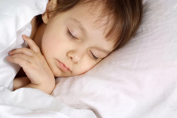 Sköna lilla flicka sover hemma — Stockfoto