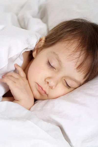 Красивая маленькая девочка спит дома — стоковое фото