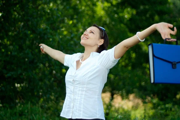 Mujer divertida tener descanso en la naturaleza —  Fotos de Stock