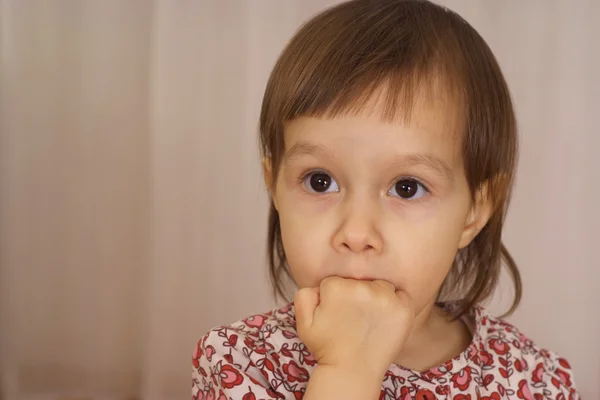 La bambina riposa a casa — Foto Stock