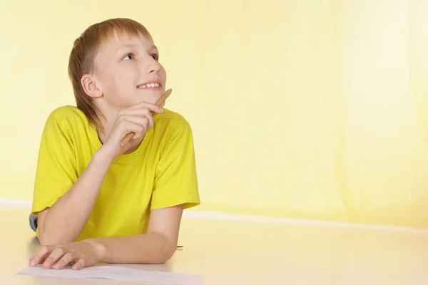 Schöner Junge im gelben T-Shirt — Stockfoto