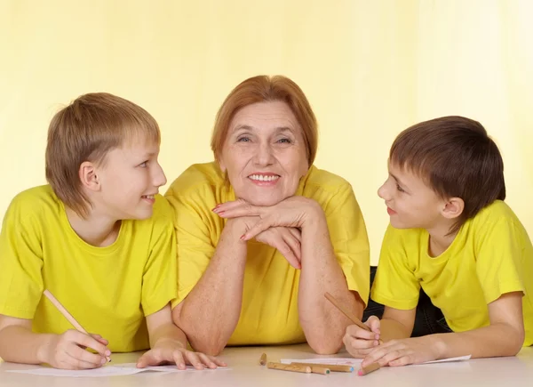 Personas atractivas en camisetas amarillas — Foto de Stock