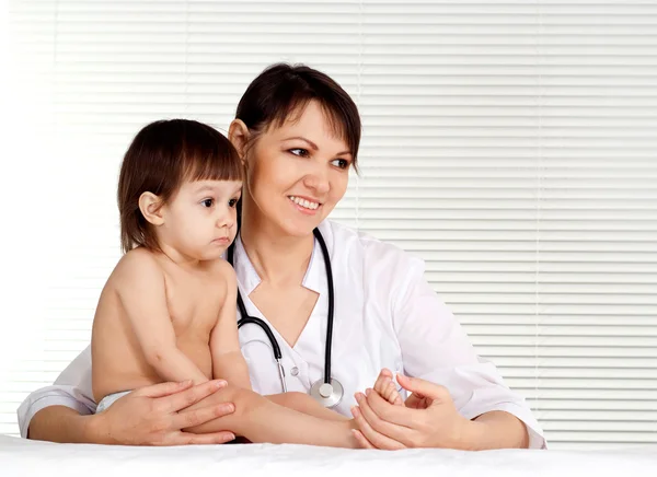 Médico soberbo com paciente pequeno — Fotografia de Stock