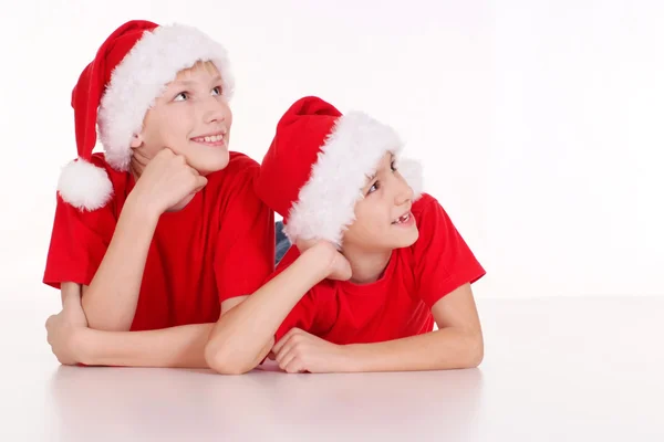 Çocuklar Noel Baba şapkaları — Stok fotoğraf