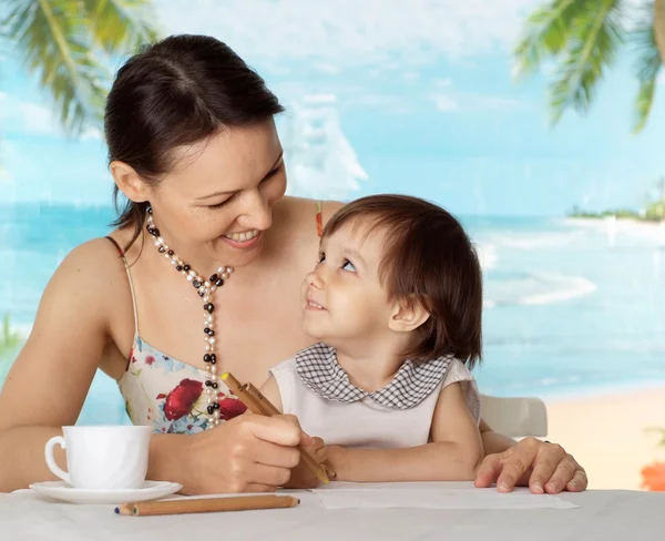 Mooie vrouw met dochter in het resort — Stockfoto