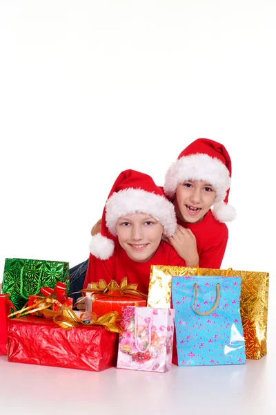 Enfants heureux avec des sacs — Photo