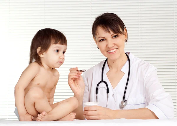 Médico inteligente com paciente pequeno — Fotografia de Stock