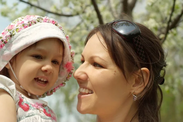 Baby e sua madre sono andati a fare una passeggiata — Foto Stock