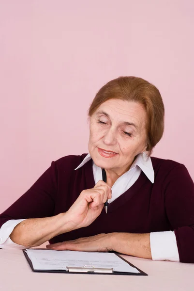 Bastante anciana mujer de negocios caucásica sentada con un personal —  Fotos de Stock