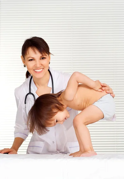 Médecin attrayant avec petit patient — Photo