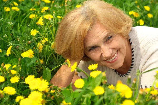 Große Dame genießt Vereinigung mit der Natur — Stockfoto