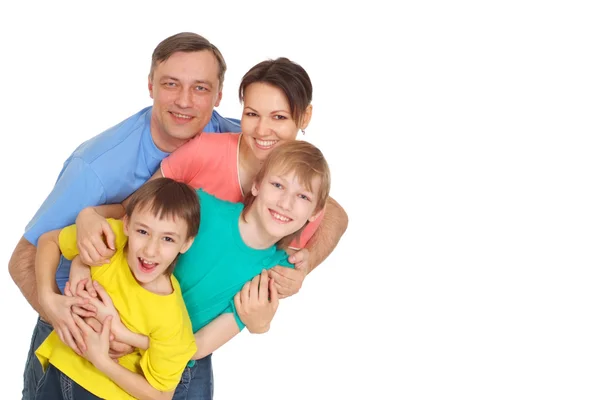 Rolig familj i ljusa t-shirts — Stockfoto