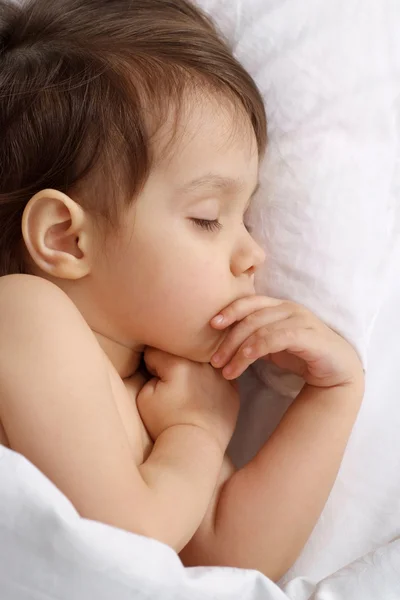 Очаровательная маленькая девочка спит дома — стоковое фото