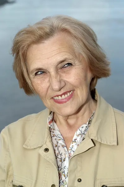 Smiling lady on the nature — Stock Photo, Image