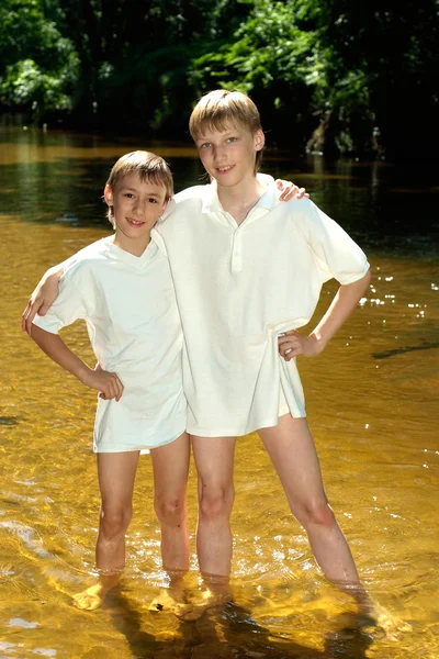 Schattig familie ging naar de rivier — Stockfoto