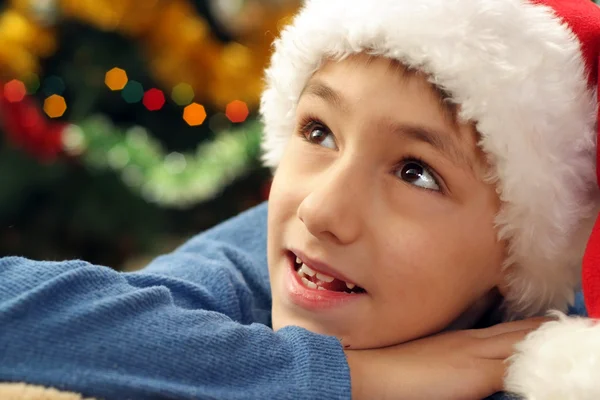 サンタ帽子横になっている少年 — ストック写真