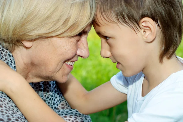 Honing familie hebben rust op de aard — Stockfoto