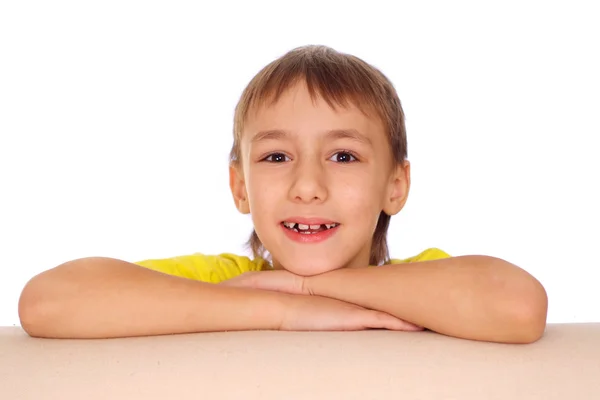 Fröhlicher Junge im gelben T-Shirt — Stockfoto