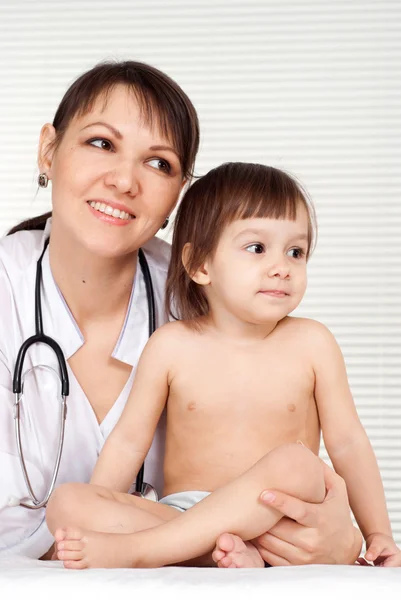 Médico agradable con paciente pequeño — Foto de Stock