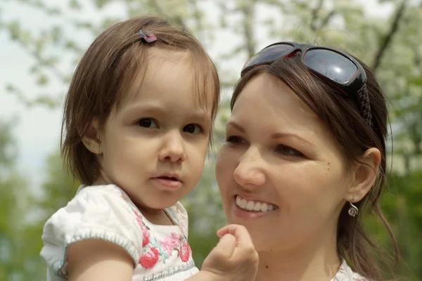 Dziecko i jej mama poszła na spacer — Zdjęcie stockowe